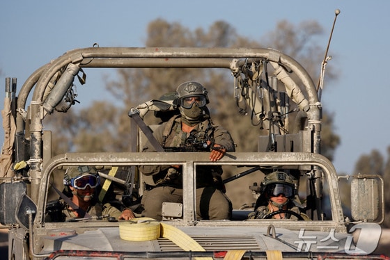24일 (현지시간) 팔레스타인 무장정파 하마스와 전쟁 중인 이스라엘군 장병이 가자지구 접경 인근에서 군용 차량을 타고 순찰하는 모습. 2024.06.24. © 로이터=뉴스1 © News1 우동명 기자