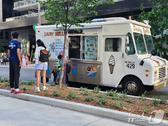 여름에 캐나다 공원과 동네를 돌아다니면서 아이스크림을 팔고 있는 아이스크림 트럭. 2024.06. 25/ © 뉴스1 김남희 통신원