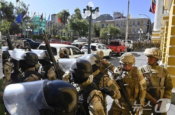 26일(현지시간) 볼리비아 라파스에 군인과 탱크가 모여든 모습. 24.06.26 © AFP=뉴스1 © News1 김예슬 기자