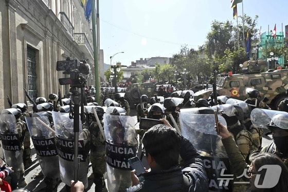 26일(현지시간) 볼리비아 라파스 대통령 궁 앞 무리요 광장에서 탱크와 장갑차 등을 앞세운 쿠데타 군이 봉쇄를 하고 있다. 2024.06.27 © AFP=뉴스1 © News1 우동명 기자