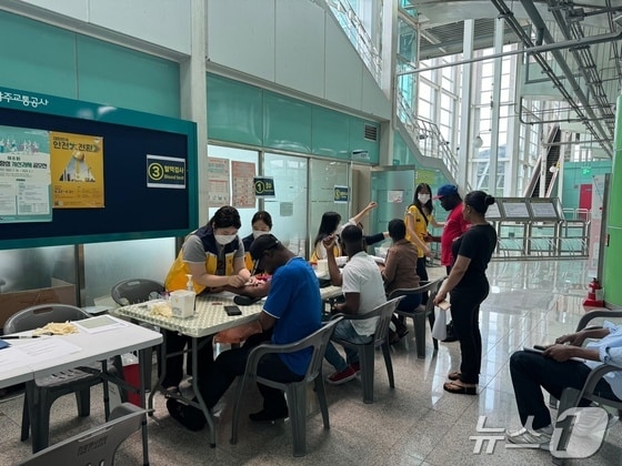 전남대학교병원은 지난 1일 광주 광산구 평동역 내에서 광주거주 이주민들을 대상으로 무료건강검진을 실시했다.(전남대병원 제공) 2024.6.27
