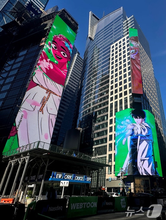 뉴욕 타임 광장 스카이라인을 지배하고 있는 네이버 웹툰 홍보물. © 로이터=뉴스1 © News1 박형기 기자