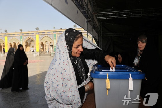 28일(현지시간) 이란에서 제14대 대통령을 뽑는 투표가 시작된 가운데 수도 테헤란에서 한 여성이 표를 행사하고 있다. 2024.06.28 © 로이터=뉴스1 © News1 김예슬 기자