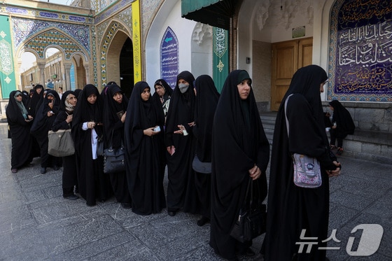 28일(현지시간) 이란에서 제14대 대통령을 선출하는 투표가 치러지는 가운데 수도 테헤란의 한 투표소에 줄 서 있는 여성들의 모습. 24.06.28 © 로이터=뉴스1 © News1 김예슬 기자