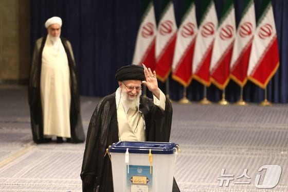 이란 최고 종교 지도자 아야톨라 알리 하메네이가 28일(현지시간) 수도 테헤란 투표소에서 투표를 마친 뒤 손을 흔들어 보이고 있다. 2024.06.28 © AFP=뉴스1 © News1 임여익기자
