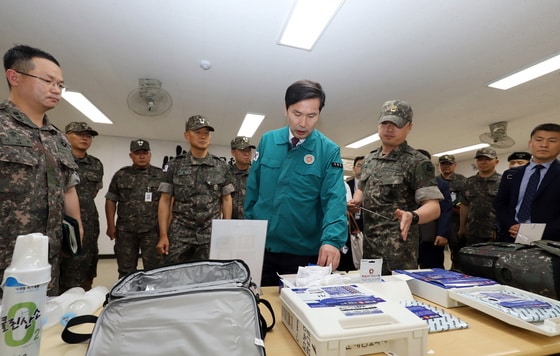 김선호 국방부 차관(가운데)이 28일 오후 육군 제55보병사단을 방문해 온열질환 환자 응급처치 장비의 준비상태를 확인하고 있다.(국방부 제공)