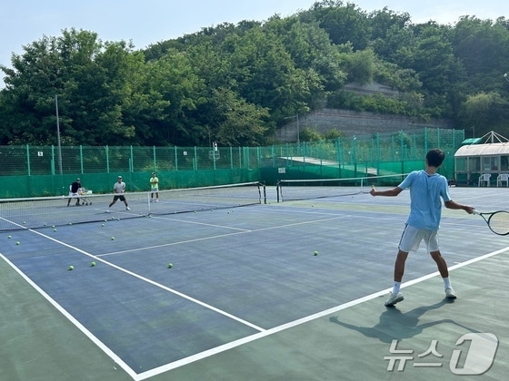 6월12일 경기 양주 옥정배수지 체육공원에서 테니스 강습이 진행 중이다. © News1 문대현 기자