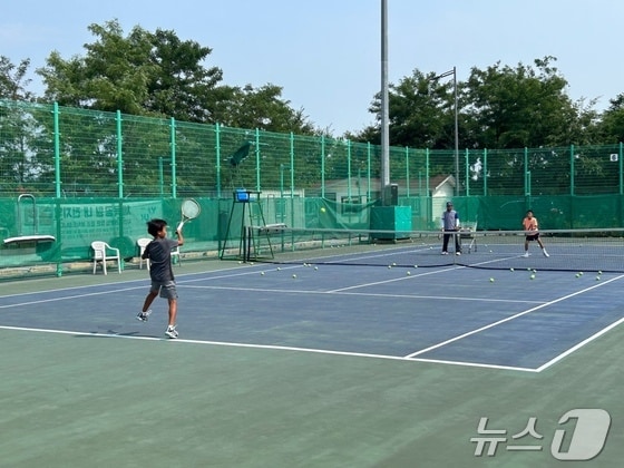   6월12일 경기 양주 옥정배수지 체육공원에서 테니스 강습이 진행 중이다. © News1 문대현 기자