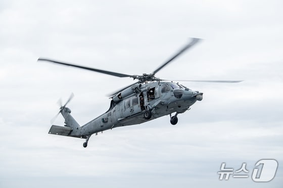  MH-60S 시호크가 착륙을 준비하고 있는 모습. (미 해군 시어도어 루스벨트함 제공) 2024.6.28/뉴스1