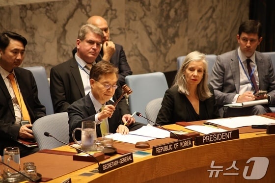 황준국 주유엔 한국대사가 미국 뉴욕 유엔본부에서 북미 무기거래 문제를 논의하기 위해 '북한/비확산'을 의제로 열린 안보리 공식회의를 주재하고 있다. 사진은 주유엔 한국대표부 제공. 2024.06.28.
