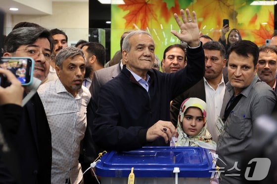 이란 대선에 출마한 마수드 페제시키안 국회의원이 28일(현지시간) 수도 테헤란의 대선 투표소에서 투표하고 있다. 그는 마지막까지 남은 4명의 대선 후보 중 유일하게 개혁파로 분류된다. 2024.06.28. © 로이터=뉴스1 © News1 김성식 기자