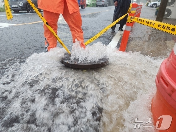 29일 제주 서귀포시 안덕면 한 맨홀에서 빗물이 역류하고 있다.(제주소방안전본부 제공)