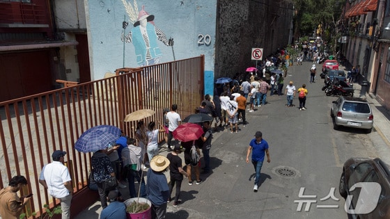 2일(현지시간) 멕시코 멕시코 시티에서 유권자들이 대선 투표에 참여하고 있다. 2024.06.02. © 로이터=뉴스1 © News1 정윤영 기자