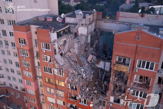 28일 (현지시간) 우크라이나 자포리자주 드니프로에서 러시아 군의 미사일 포격을 받아 허물어진 아파트가 보인다. 2024.06.30 © 로이터=뉴스1 © News1 우동명 기자