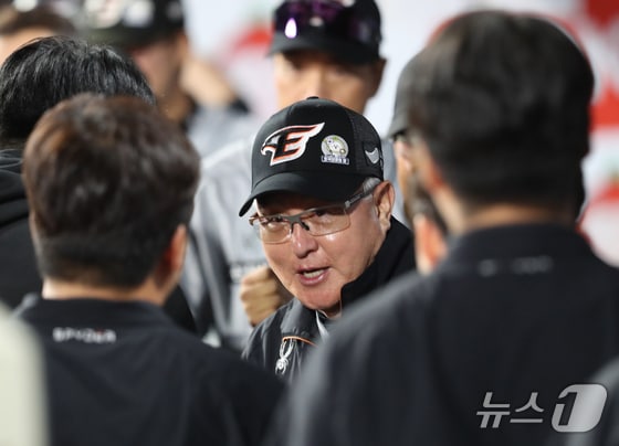 Hanwha Eagles Coach Kim Kyung-moon Leads Group to Victory in 2024 Shinhan SOL Financial institution KBO League Sport – Participant Efficiency and Reactions