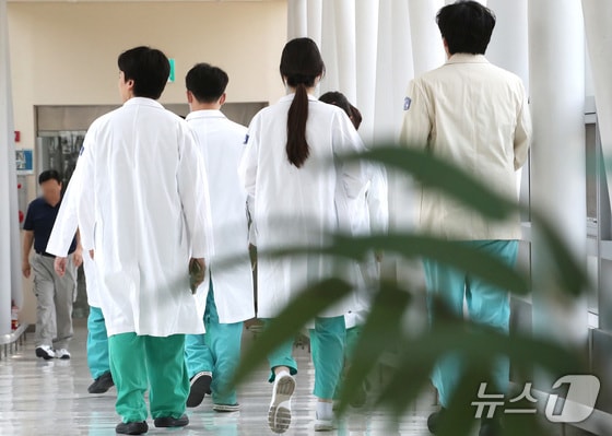 전공의 이탈이 100일을 넘긴 가운데 5일 서울의 한 대학병원에서 의료진이 이동하고 있다.  2024.6.5/뉴스1 © News1 임세영 기자