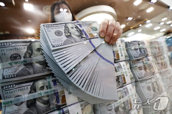 서울 중구 하나은행 위변조대응센터에서 직원이 달러를 정리하고 있다.© News1 오대일 기자