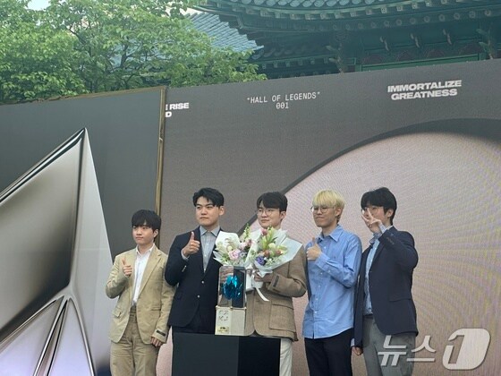 페이커(사진 가운데) 이상혁과 T1 팀원들이 전설의 전당 트로피와 기념사진을 찍는 모습 2024.06.06/뉴스1 © News1 금준혁 기자