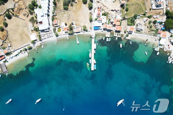 에게해 남동쪽 그리스 시미 섬 페디 마을에서 실종된 영국의 유명 의사인 마이클 모슬리를 찾는 선박들의 모습.2024.06.07.© 로이터=뉴스1