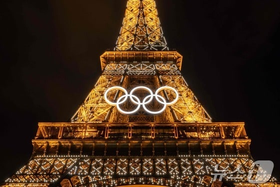 오륜기가 새겨진 파리 에펠탑 © AFP=뉴스1