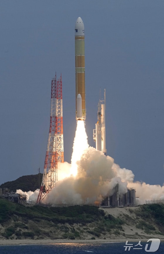 1일 오후 12시 6분께 (현지시간) 가고시마현 다네가시마 우주센터에서 신형 H3 로켓이 지구 관측 위성을 싣고 발사되고 있다. 2024.07.01/ © 로이터=뉴스1 © News1 조유리 기자